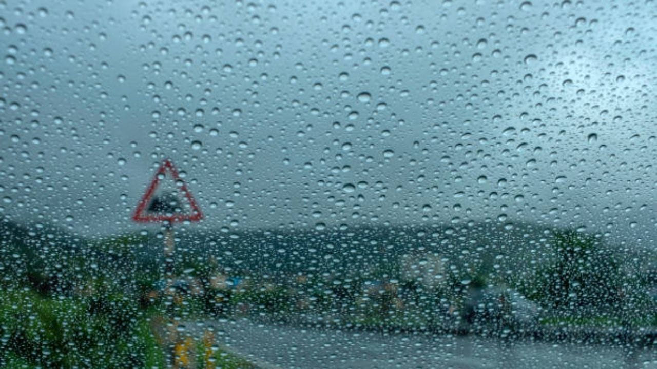 ফাউন্ডেশন লাগালে মুখ কালো লাগে কিন্তু একটু প্রাইমার লাগাতে ভুলবেন না তার আগে। এবার পেন্সিল দিয়ে আই ব্রো এঁকে নিন। 