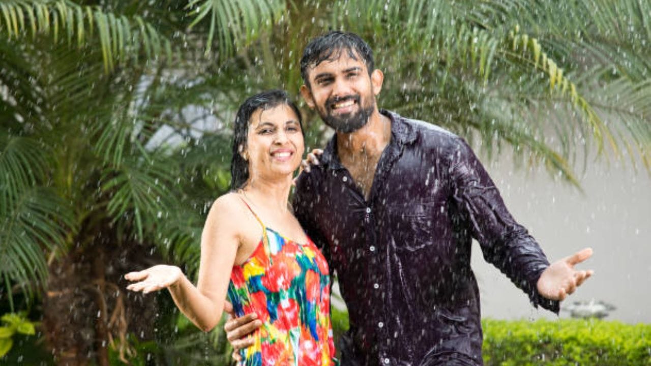 বর্ষার দিনেও অনুষ্ঠানের কমতি নেই। আর কোথাও গেলে হালকা মেকআপ না করলে আজকাল চলে না। সেই সঙ্গে ছবি তোলার ধুম তো আছেই। 