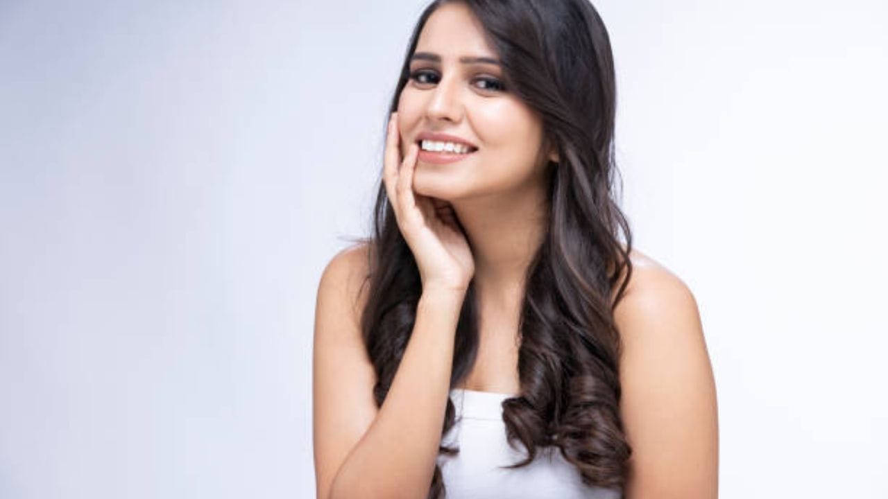 ফেসওয়াশ দিয়ে মুখ ধুয়ে একটা ফেস ওয়াইপ দিয়ে মুখ মুছে নিন। একটু তুলোর মধ্যে রোজ ওয়াটার নিয়ে পুরো মুখে লাগিয়ে নিন। 