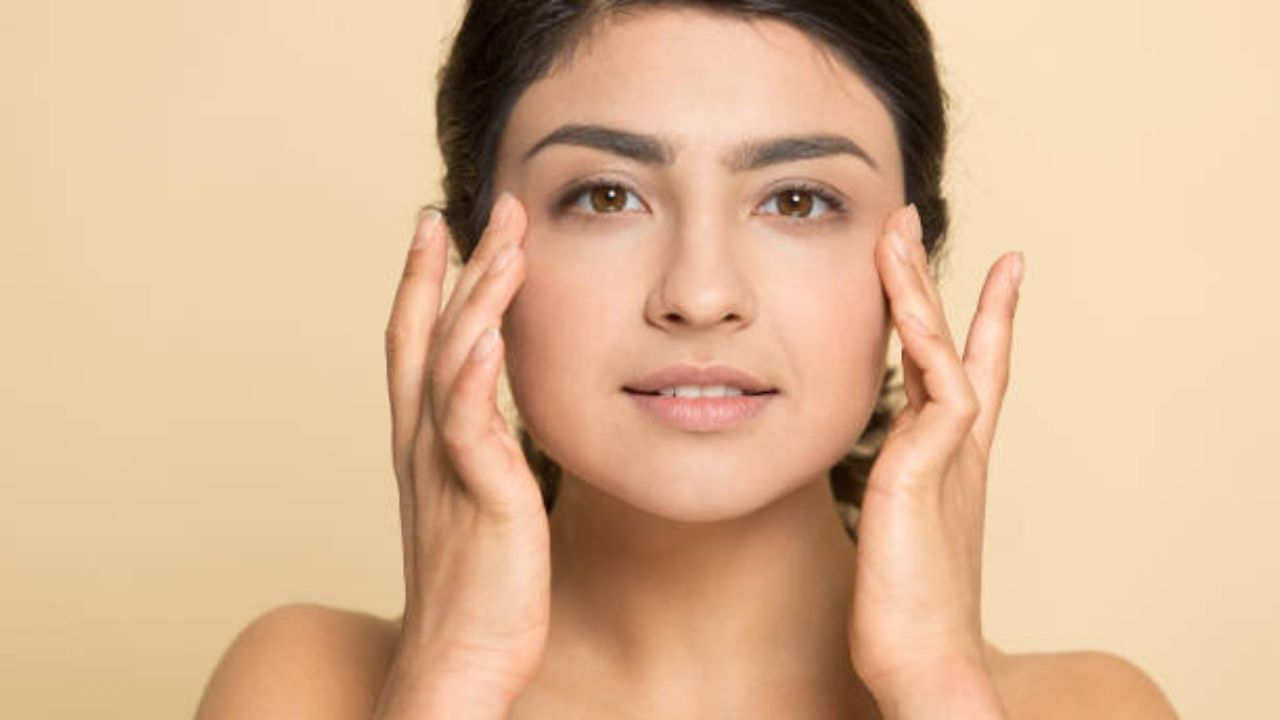 এবার যে কোনও একটা হালকা ময়েশ্চারাইজার লাগান। যা মুখে তেলতেলে ভাব আনবে না। একটা ভাল প্রাইমার কিন্তু অবশ্যই লাগাবেন। 