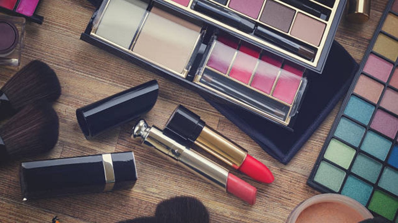 এক থেকে দুই শেড হালকা শেডের কনলিসার লাগিয়ে নিন। এবার কিন্তু তা খুব ভাল করে ব্লেন্ড করুন। ফাউন্ডেশন কিন্তু মাস্ট। অবশ্যই ব্যবহার করবেন। 