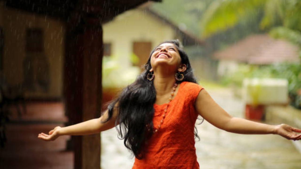 কনসিলার ব্যবহার করুন। এতে নাক, মুখ, চোখ অনেক বেশি সুন্দর লাগে। ব্লেন্ডার দিয়ে কনসিলার ভাল করে বসিয়ে কমপ্যাক্ট পাউডার লাগিয়ে নিন। 