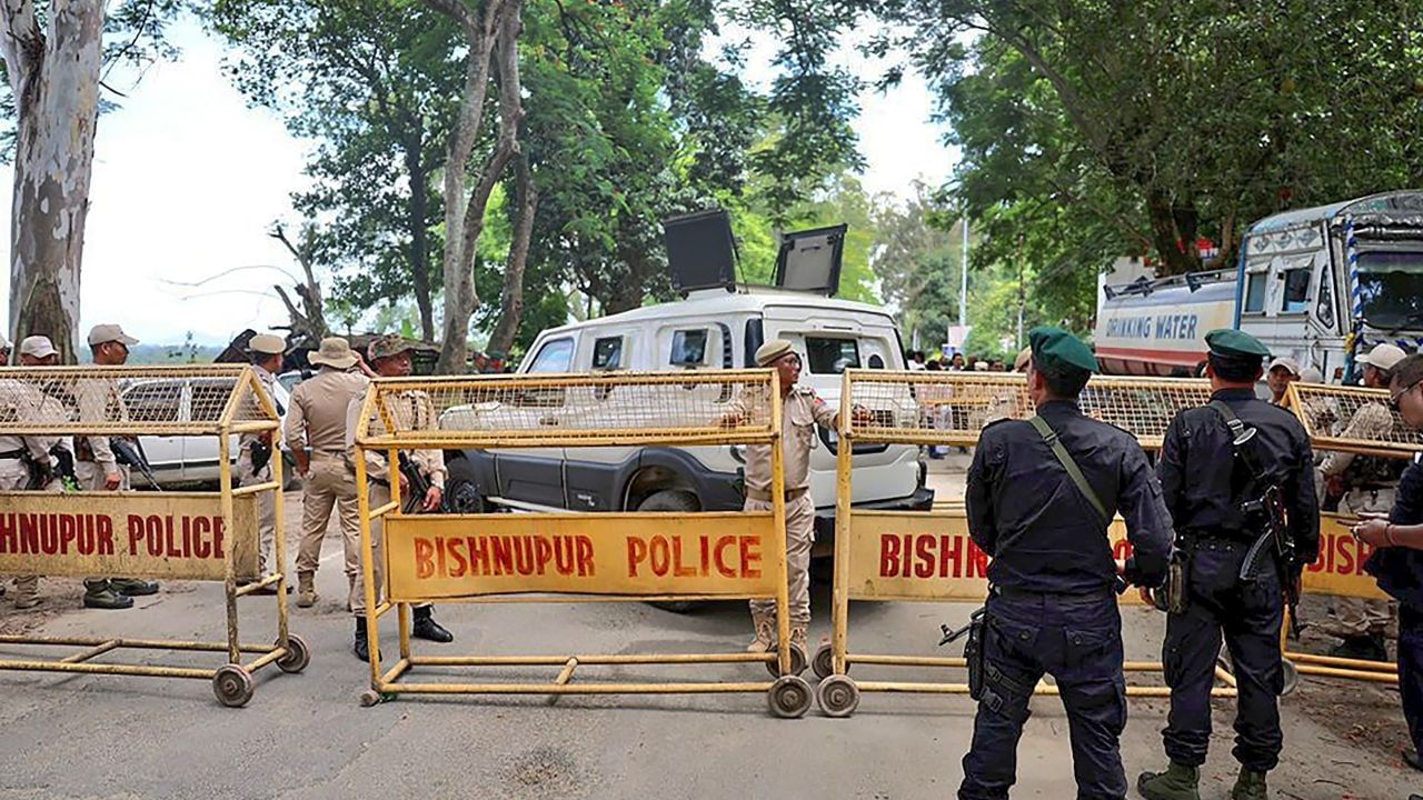 Manipur Violence: মণিপুরে সেনার কাছ থেকে অস্ত্র লুঠের চেষ্টা, নিরাপত্তা বাহিনীর সঙ্গে সংঘর্ষে মৃত ১ দুষ্কৃতী