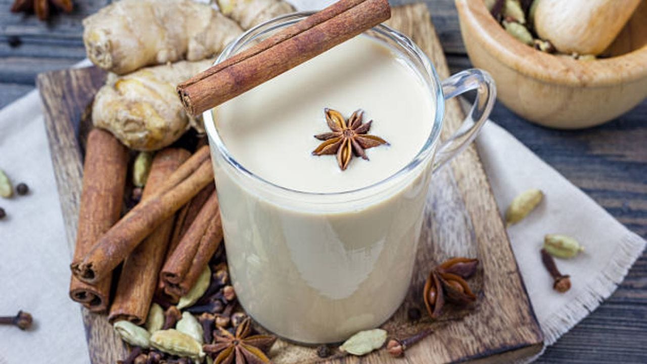 এই মশলা চা তৈরি করার জন্য প্রয়োজন ১ কাপ দুধ, ১ কাপ জল, ১ চামচ চিরঞ্জি, ২-৩ এলাচের দানা, ২ চামচ হলুদ গুঁড়ো, ২ চামচ চা পাতা আর ২ চামচ গুড়। উপকরণগুলো একসঙ্গে ৫-৭ মিনিট ফুটিয়ে নিলেই তৈরি কাড়া।