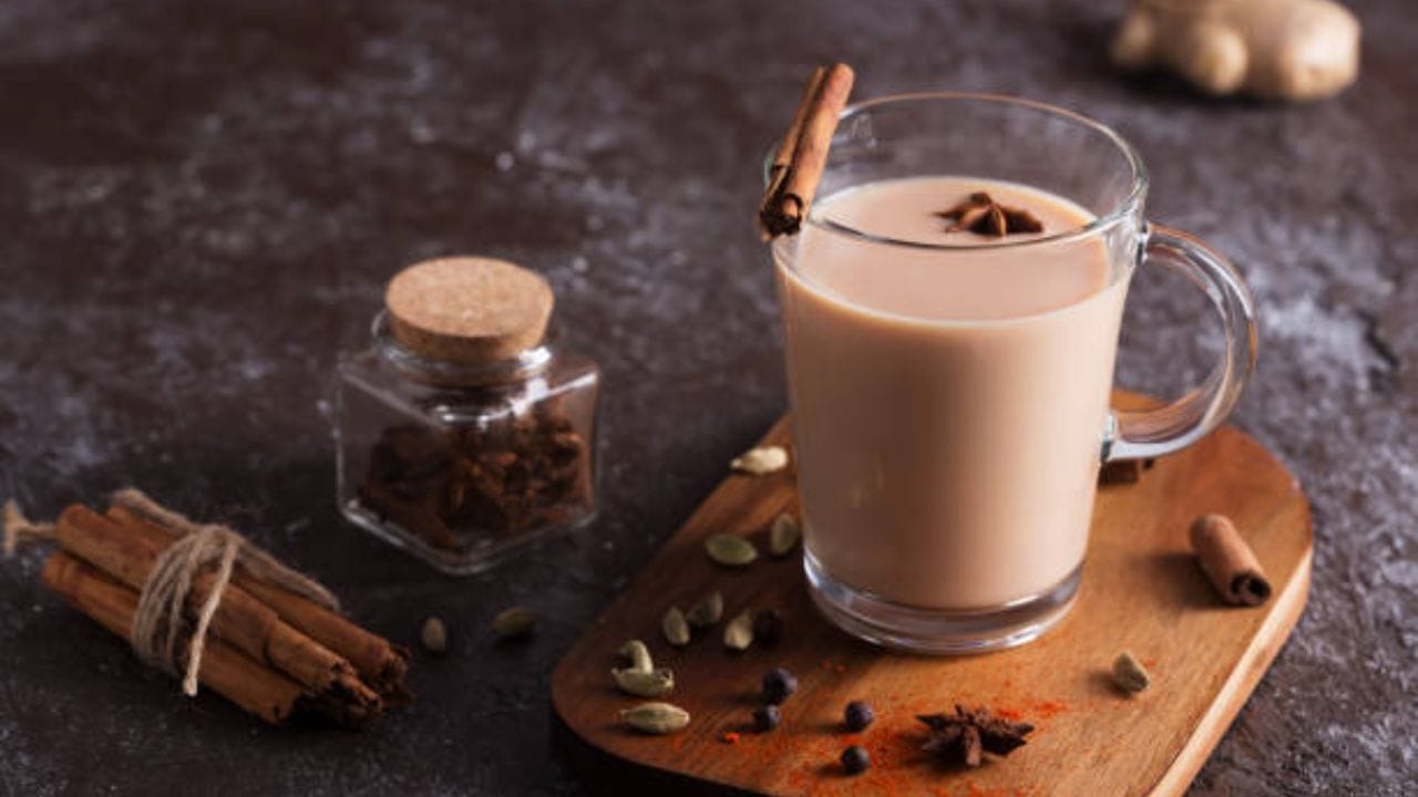 সর্দি-কাশির সমস্যা থেকে চটজলদি আরাম পেতে আপনি মশলা চায়ের উপর ভরসা রাখতে পারেন। তবে, এই মশলা চা একটু আলাদা। এটি হল মহারাষ্ট্রের জনপ্রিয় কাড়া 'ইউকালা'। 