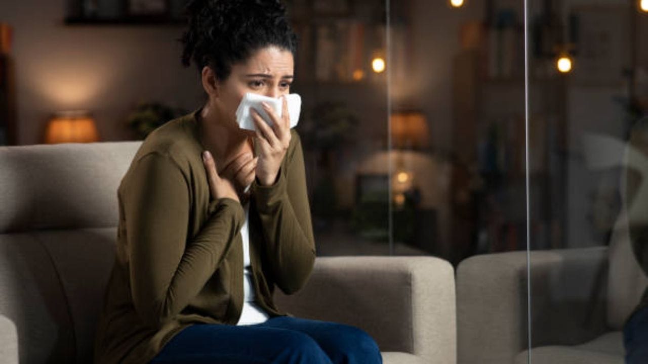 আপনি রোগ প্রতিরোধের ক্ষমতা দুর্বল হলে, আপনি চট করে জ্বরে পড়তে পারেন। জ্বর থেকে সেরে উঠলেও সর্দি-কাশি সারতে বেশ সময় লাগে। যদি শুকনো কাশি হয়, তাহলে কষ্ট আরও বেশি হয়। 