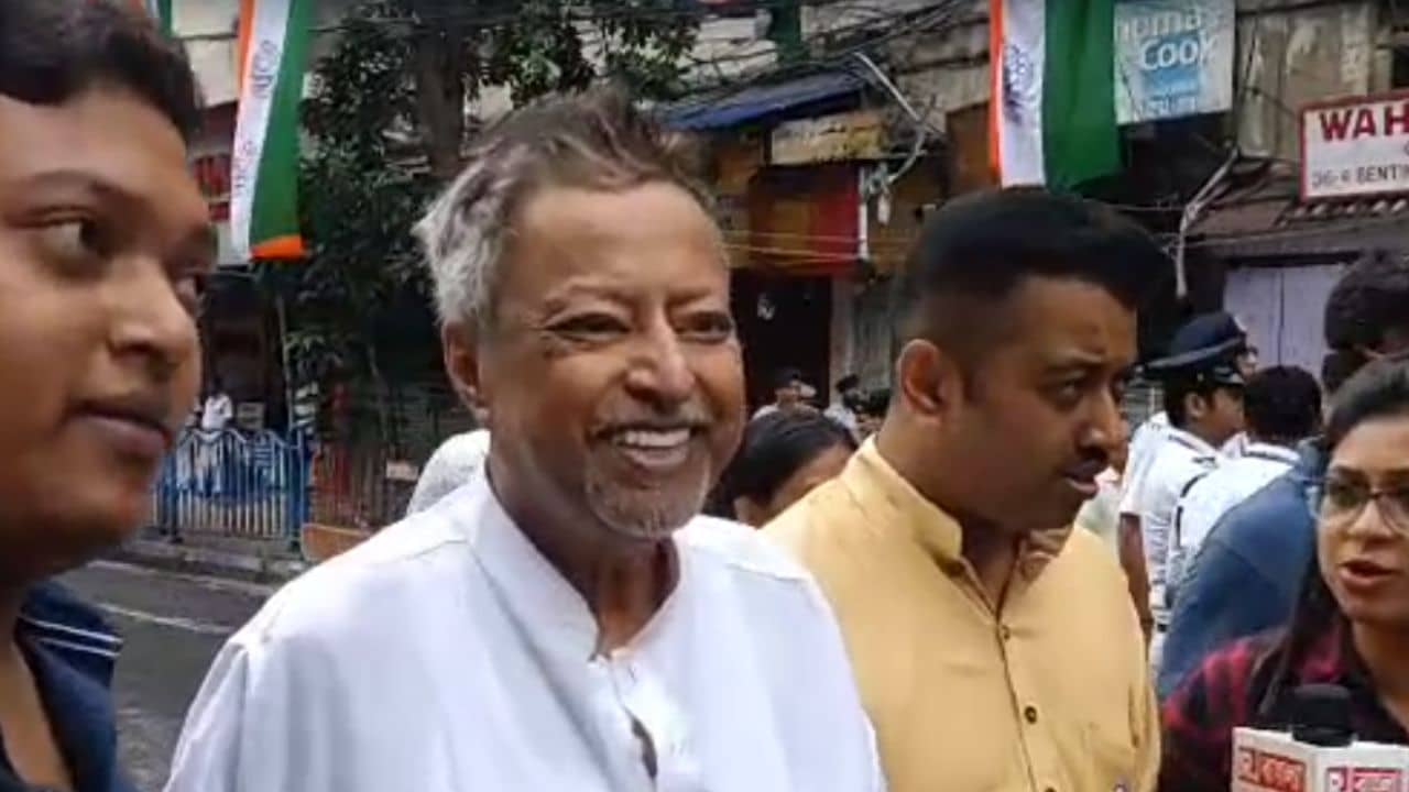 Mukul Roy: শেষবেলায় একুশের সভাস্থলে হঠাৎ হাজির মুকুল রায়