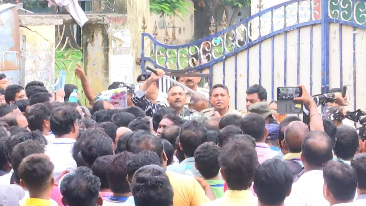 West Bengal Panchayat Elections 2023: গাইঘাটা-মালদহ-হাওড়ায় গণনা কেন্দ্রের বাইরে হাজার-হাজার জমায়েত, জনতাকে বাগে আনতে লাঠিপেটা বাহিনীর