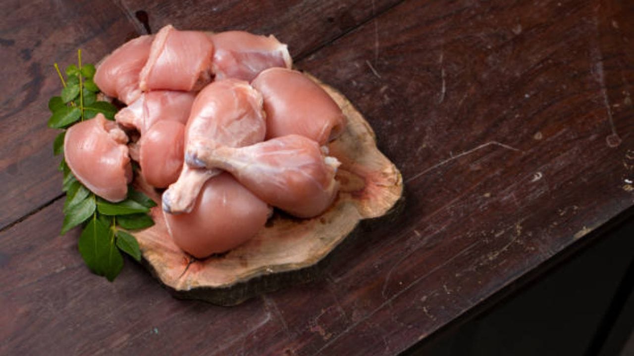 চিকেন পকোড়া নয়, এভাবে বানিয়ে নিন চিকেন পেঁয়াজি। গরম গরম ভেজে চা-লঙ্কা-সস দিয়ে যেমন খেতে পারেন তেমনই মুড়ির সঙ্গেও খেতে পারবেন এই পেঁয়াজি। খেতে লাগবে দারুণ সুন্দর। 