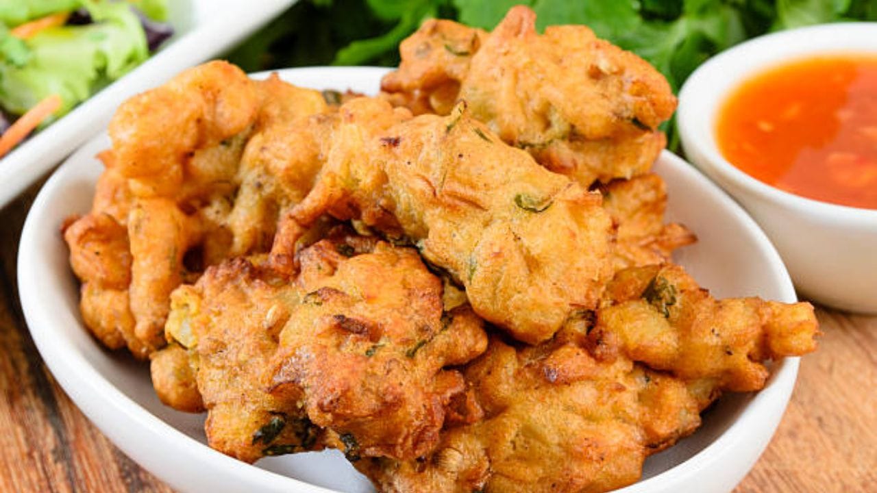 জল ছাড়াই সব কিছু খুব ভাল করে মেখে নিতে হবে। মুসুর ডাল দিয়ে ভাল করে মেখে নিলেই ব্যাটার তৈরি হয়ে যাবে। এবার কড়াইতে সাদা তেল গরম করে তার মধ্যে পেঁয়াজি গুলো দিয়ে ভেজে নিতে হবে। দোকানের মত বড় পেঁয়াজি নয় ছোট করে বানান। 