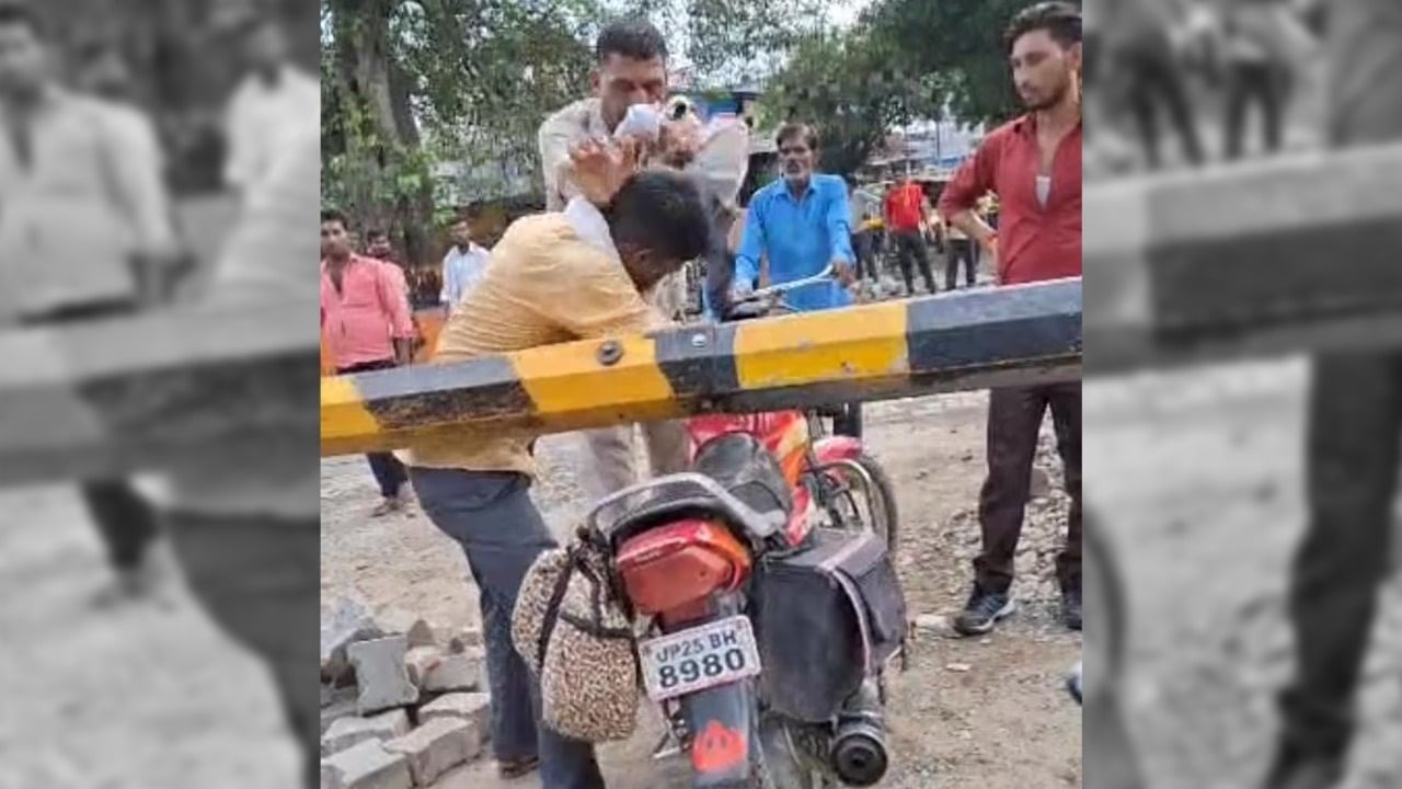 Viral Video: বন্ধ রেলগেটের নিচ দিয়ে বাইক নিয়ে পার হচ্ছিল এক যুবক, RPF জওয়ান তারপর যা কাণ্ড করলেন....