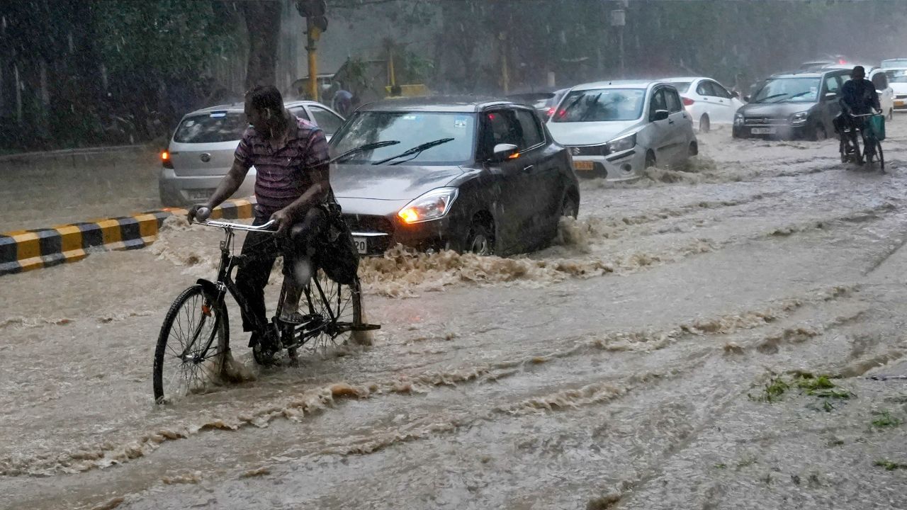 Delhi Rain: রাস্তা না সমুদ্র বোঝা দায়! জমা জল, যানজটে প্রাণ ওষ্ঠাগত দিল্লিবাসীর, জারি বন্যার সতর্কতাও