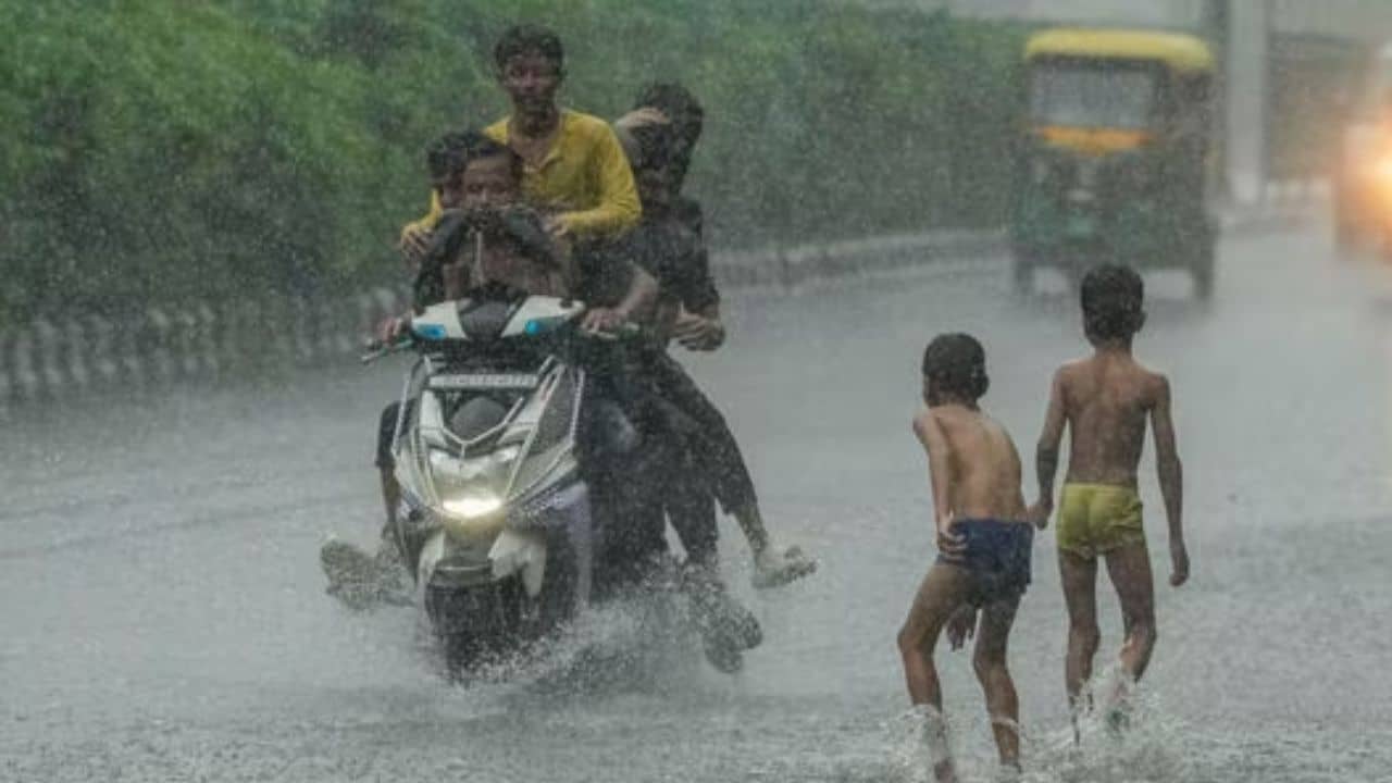 Kolkata Weather Update: কলকাতায় একদিনে ২০০ মিমি পর্যন্ত বৃষ্টির আশঙ্কা, অতি গভীর নিম্নচাপের জেরে ৪ জেলায় জারি লাল সতর্কতা