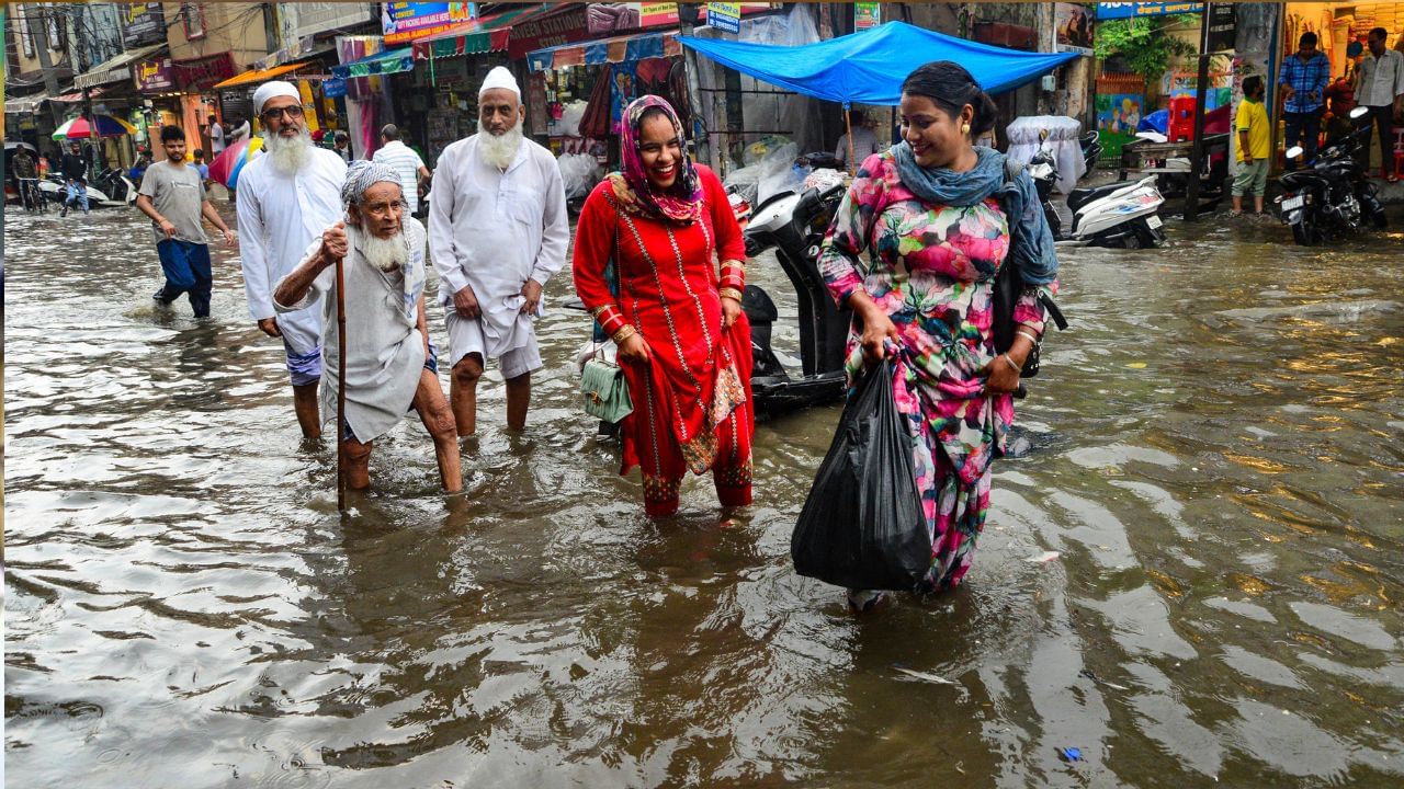 Weather Forecast: উত্তরে কালো মেঘের চোখরাঙানি, জারি কমলা সতর্কতা, আগামী ৩ দিন ভারী বৃষ্টিতে ভাসবে এই জেলাগুলি