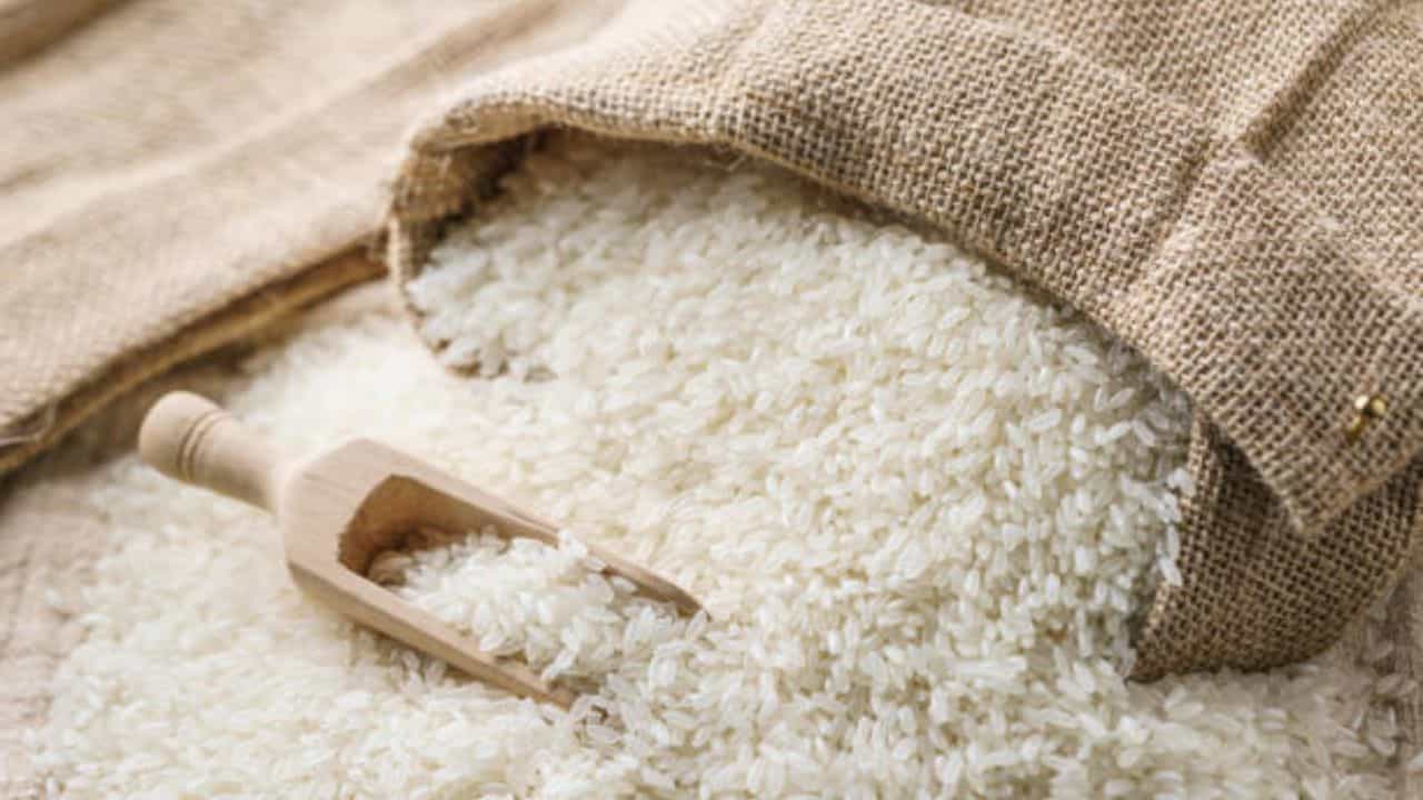 সেদ্ধ চাল ছাড়াও হেঁশেলে মজুত রাখতে হয় বাসমতী, গোবিন্দভোগও। কখনও বিরিয়ানি রাঁধবেন ভাবেন, তো কখনও পায়েস। তাই কিছু চাল বাড়িতে রাখতেই হয়।