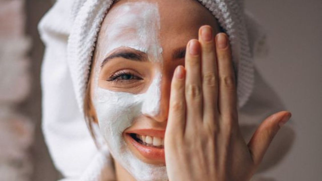 রূপচর্চায় সুনাম রয়েছে মেয়েদের। দিন রাত এটা-ওটা মুখে লাগিয়ে ত্বকের যত্ন করে থাকেন তাঁরা। লক্ষ্য একটাই উজ্জ্বল সুন্দর ত্বক।