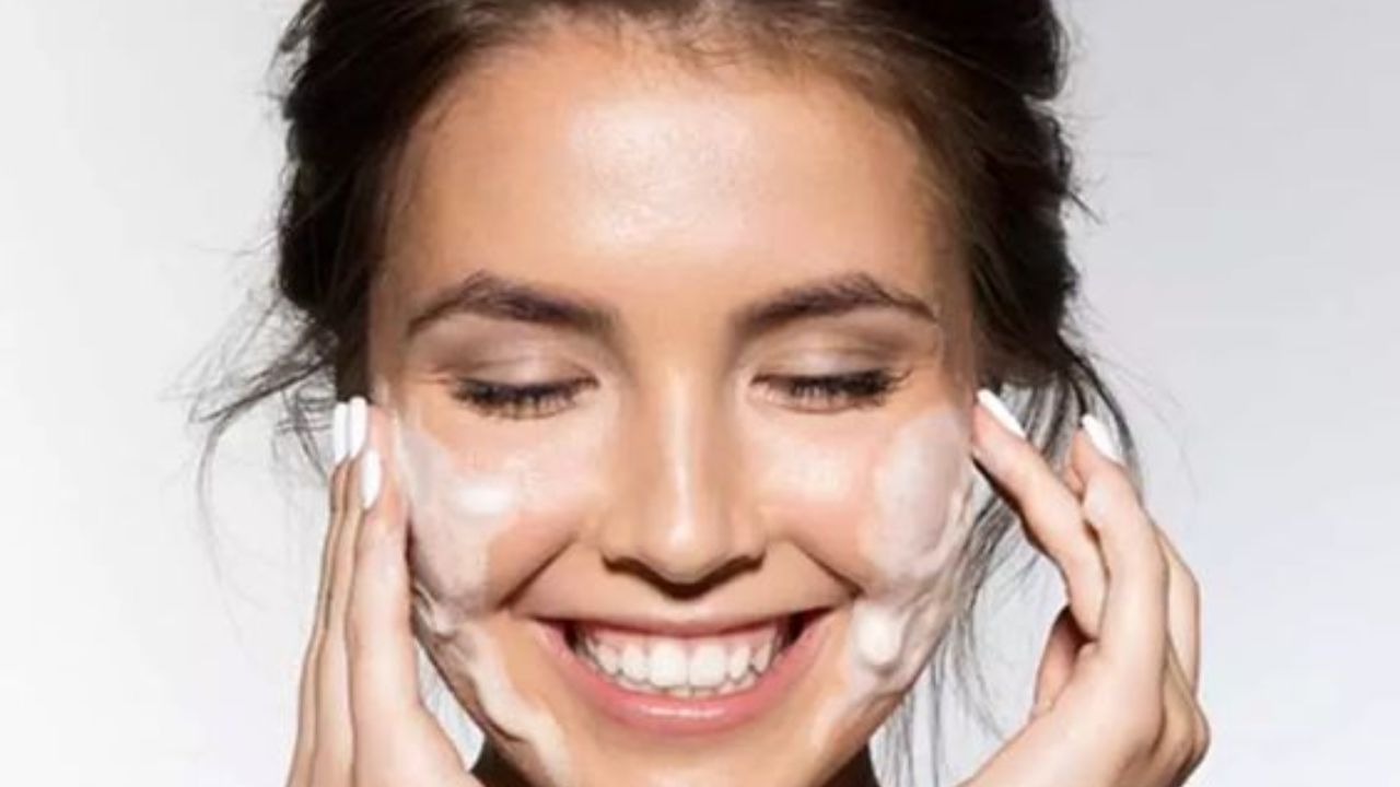 বিশেষজ্ঞদের মতে পেটের খেয়াল রাখলেই রুখে দেওয়া সম্ভব ত্বকের বেশ কিছু সমস্য়া। তার জন্য ডায়েটে যোগ করতে হবে বিশেষ কিছু। এর জন্য কী খেতে হবে জানুন...