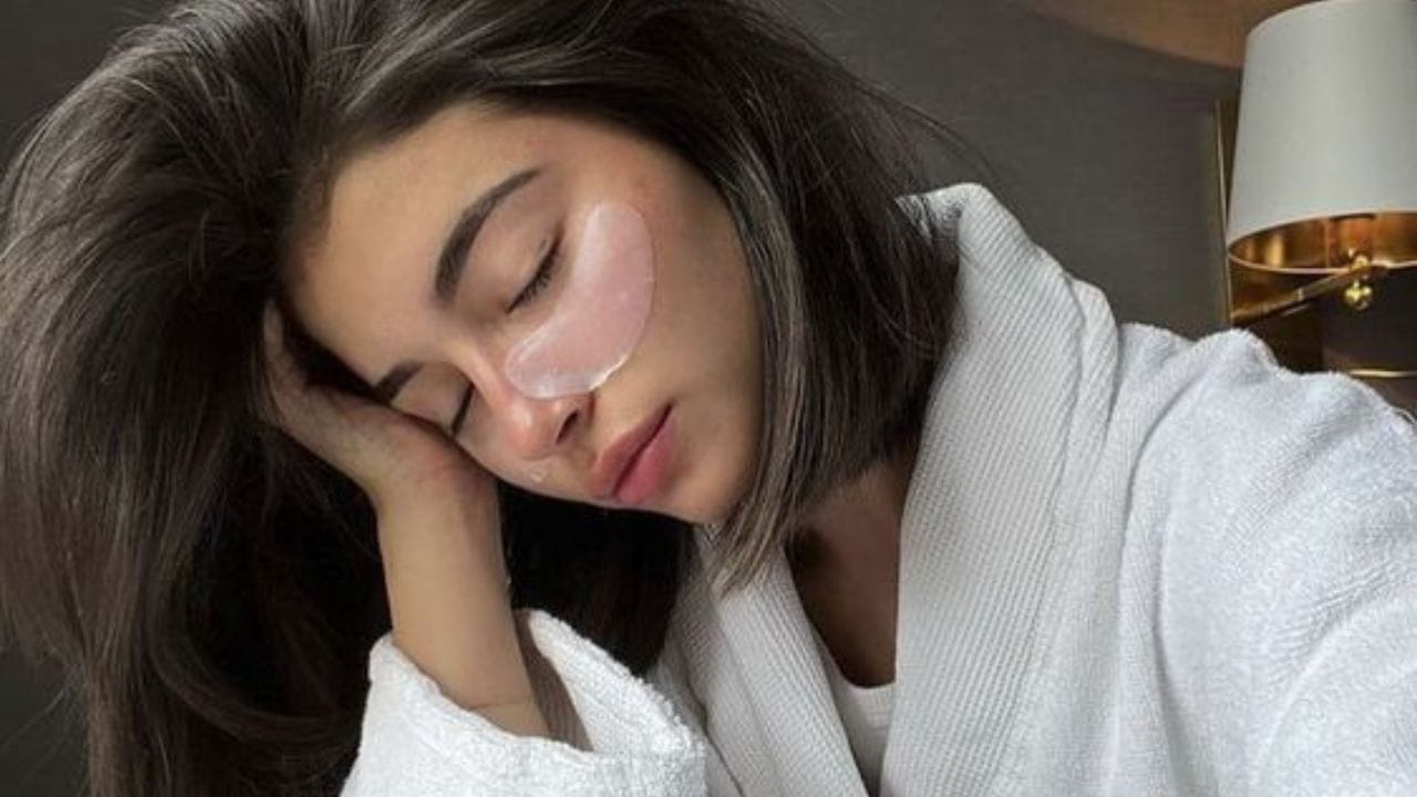 কিন্তু হাজার রূপচর্চাও বিফলে যাচ্ছে প্রায়। পয়সা, শ্রম সব ব্যায় করেও ফল হচ্ছে না কোনও। বরং আরও জেল্লা হারাচ্ছে ত্বক।