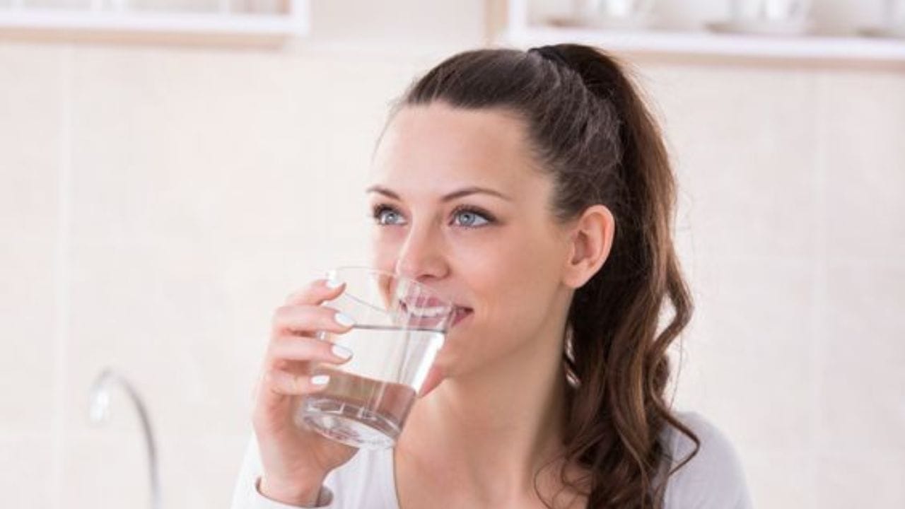 এইসময় ত্বক রুক্ষ ও শুষ্ক হয়ে যায়। ত্বকের এই শুষ্কতা মেটাতে পর্যাপ্ত পরিমাণে জল খাওয়ার পরামর্শ দেন বিশেষজ্ঞরা। এক্ষেত্রে দিনে ২-৩ লিটার জল কিন্তু খেতেই হবে।