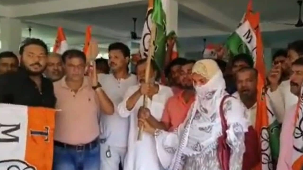 TMC Join: নির্দলে জয়, মাস ঘোরার আগেই সদলবলে তৃণমূলে যোগ জয়ী সদস্যর