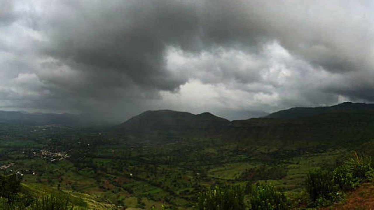 Monsoon Destinations: হাতে ৫ দিনের ছুটি? বৃষ্টি মাথায় নিয়ে ঘুরে দেখুন ভারতের এই ৫ পাহাড়ি জনপদ