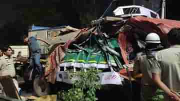 Truck Accident: রাস্তা জুড়ে শুধুই চাপ চাপ রক্ত, ডিভাইডার ভেঙে উল্টোদিক থেকে আসা ট্রাকে ধাক্কা অপর ট্রাকের, মৃত ৪ পুণ্য়র্থী