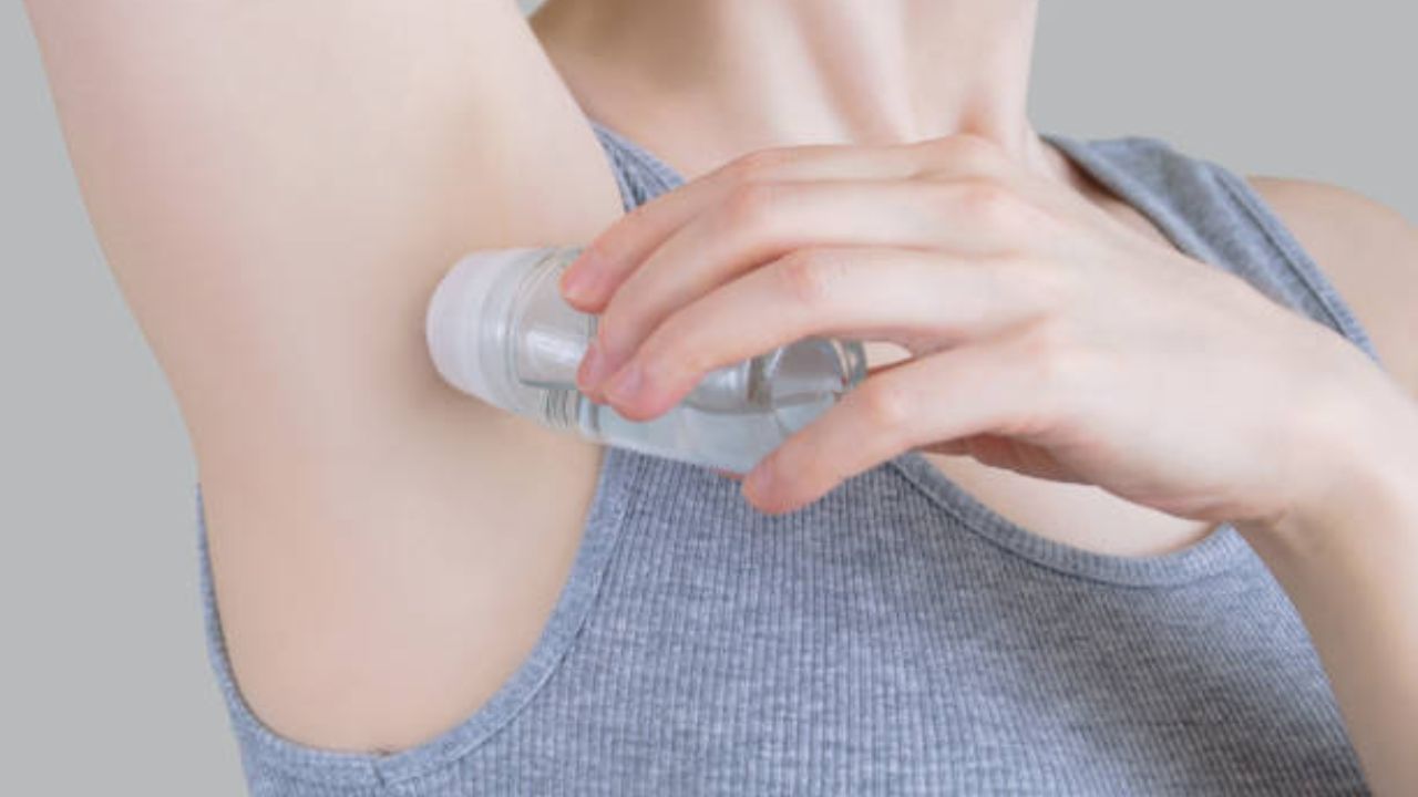 স্লিভলেস পোশাক পরুন বা না পরুন, প্রতিদিন আন্ডারআর্মসে রোল-অন ব্যবহার করুন। রোল-অন আপনার বগলে মসৃণ এফেক্ট এনে দেয়। 
