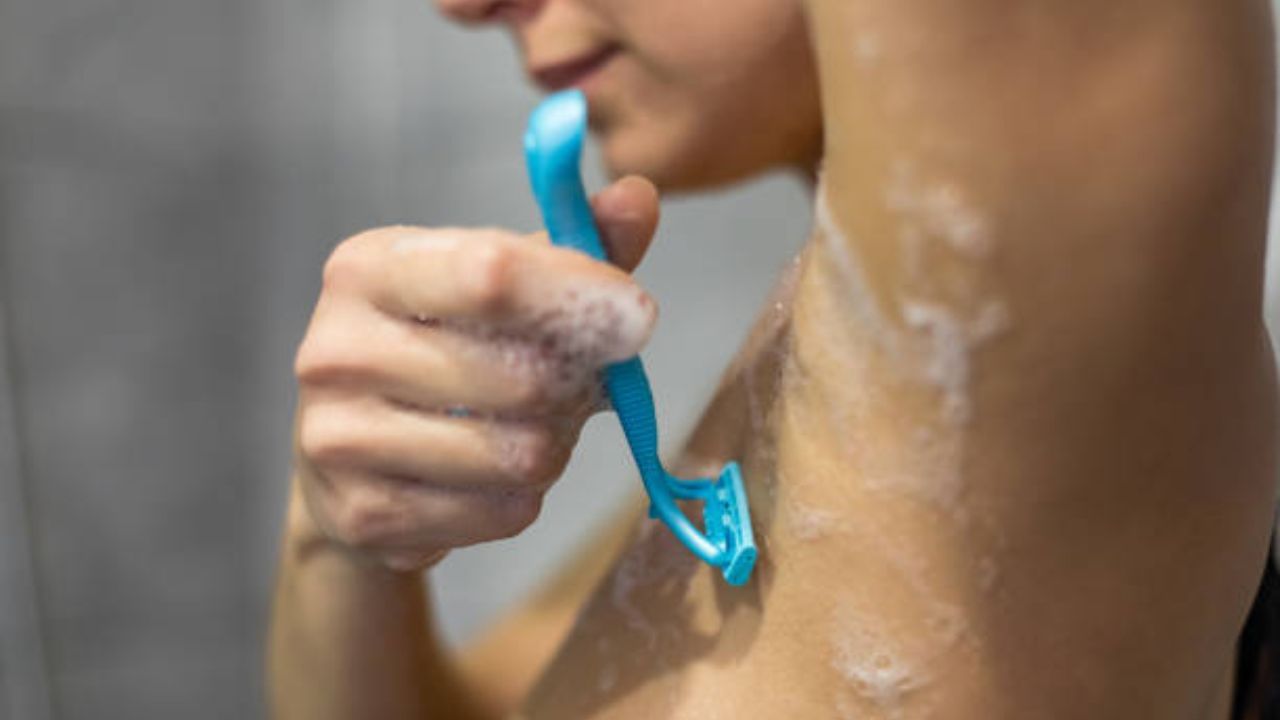 যদি রেজ়ার ব্যবহার করেন, তাহলে ভুলেও শুষ্ক ত্বকের উপর এটি ব্যবহার না। আন্ডারআর্মসে শাওয়ার জেল বা ফোমিং ওয়াশ লাগিয়ে নিন। লোমের বৃদ্ধির বিপরীত দিকে রেজ়ার টানুন। এরপরও অ্যালোভেরা জেল লাগিয়ে নেবেন।
