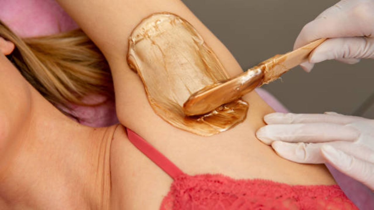 নির্দিষ্ট সময় অন্তর অবশ্যই ওয়াক্সিং করবেন। আন্ডারআর্মসে রেজ়ার ব্যবহার না করাই ভাল। ওয়াক্সিং করানোর পর অ্যালোভেরা জেল বা টি ট্রি অয়েল লাগিয়ে নিন বগলে। এতে র‍্যাশ থেকে মুক্তি পাবেন।