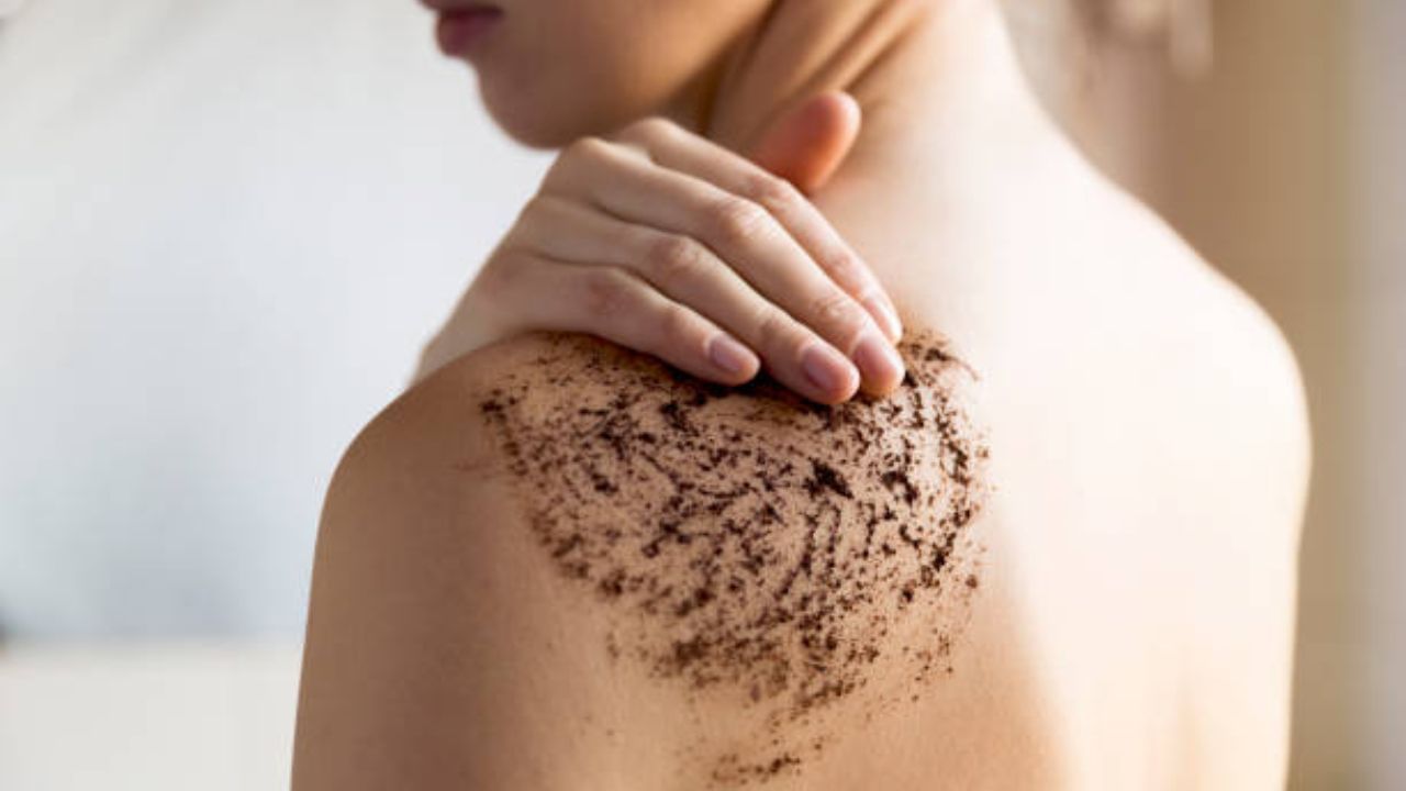 আন্ডারআর্মস এক্সফোলিয়েট করতে ভুলবেন না। প্রতিদিন স্নানের সময় লোফার ব্যবহার করতে পারেন। এছাড়াও বডি স্ক্রাব ব্যবহার করে আন্ডারআর্মস এক্সফোলিয়েট করতে পারেন। 