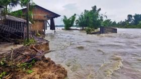 Assam Flood: ৮ হাজার একর চাষের জমি জলের তলায়, জলে ডুবে গ্রামের পর গ্রাম Assam Flood: ৮ হাজার একর চাষের জমি জলের তলায়, জলে ডুবে গ্রামের পর গ্রাম
