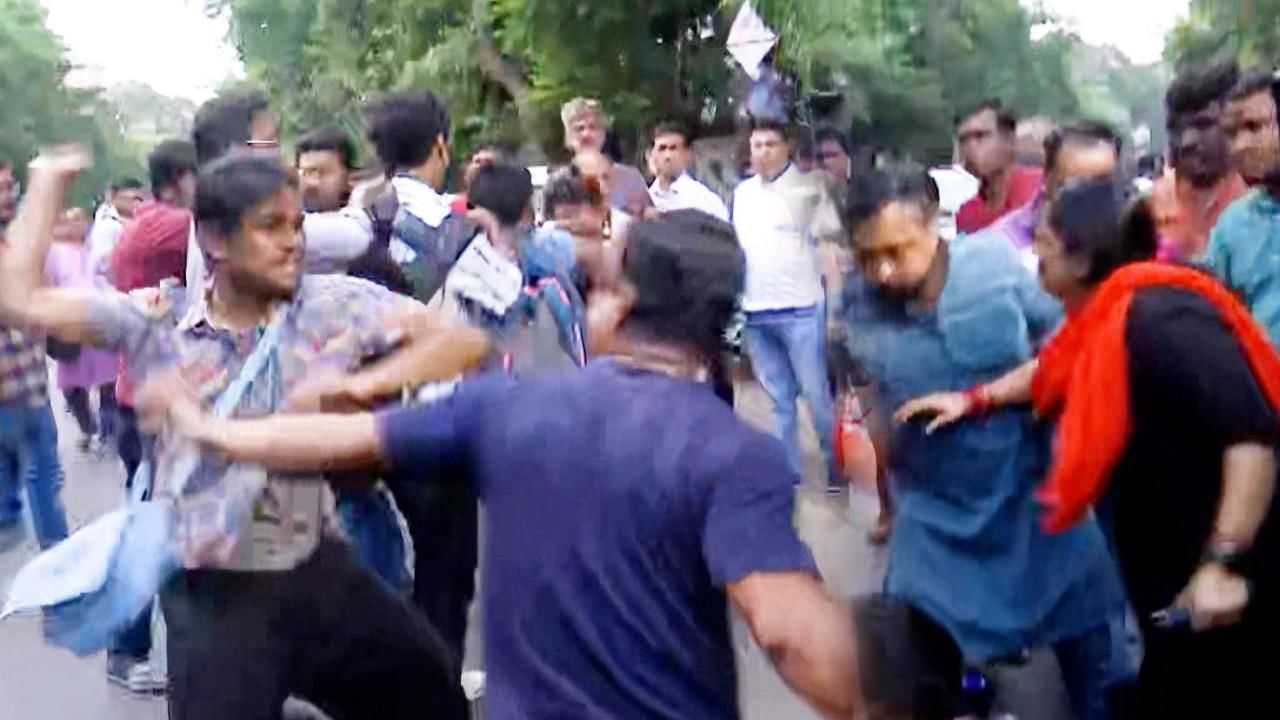 BJP-RSF Clash in Jadavpur: রাস্তায় ফেলে বেধড়ক মার, শুভেন্দুকে কালো পতাকা দেখাতেই নকশালপন্থী ছাত্র সংগঠন-বিজেপি সংঘর্ষে তপ্ত যাদবপুর