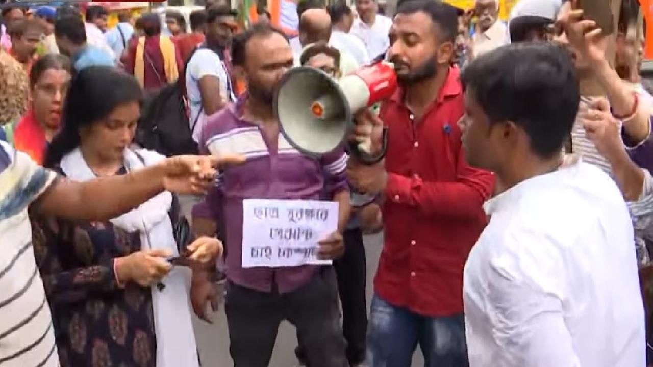 BJP in Jadavpur University: পুলিশি নিষ্ক্রিয়তার অভিযোগ, স্বপ্নদীপের মৃত্যুতে যাদবপুর থানা ঘেরাও করে তুমুল বিক্ষোভ বিজেপির