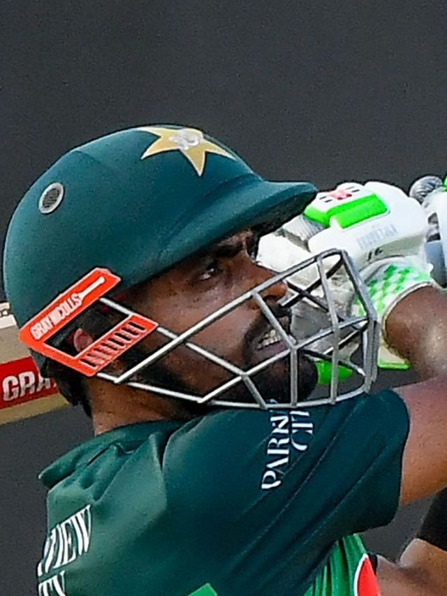 বাবরের সেঞ্চুরি, ছাপিয়ে গেলেন বিরাটকে