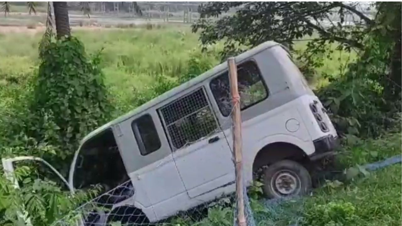 Bankura Road Accident: নার্সারির পড়ুয়াদের নিয়ে পুলকার পড়ল দ্বারকেশ্বরের চড়ে