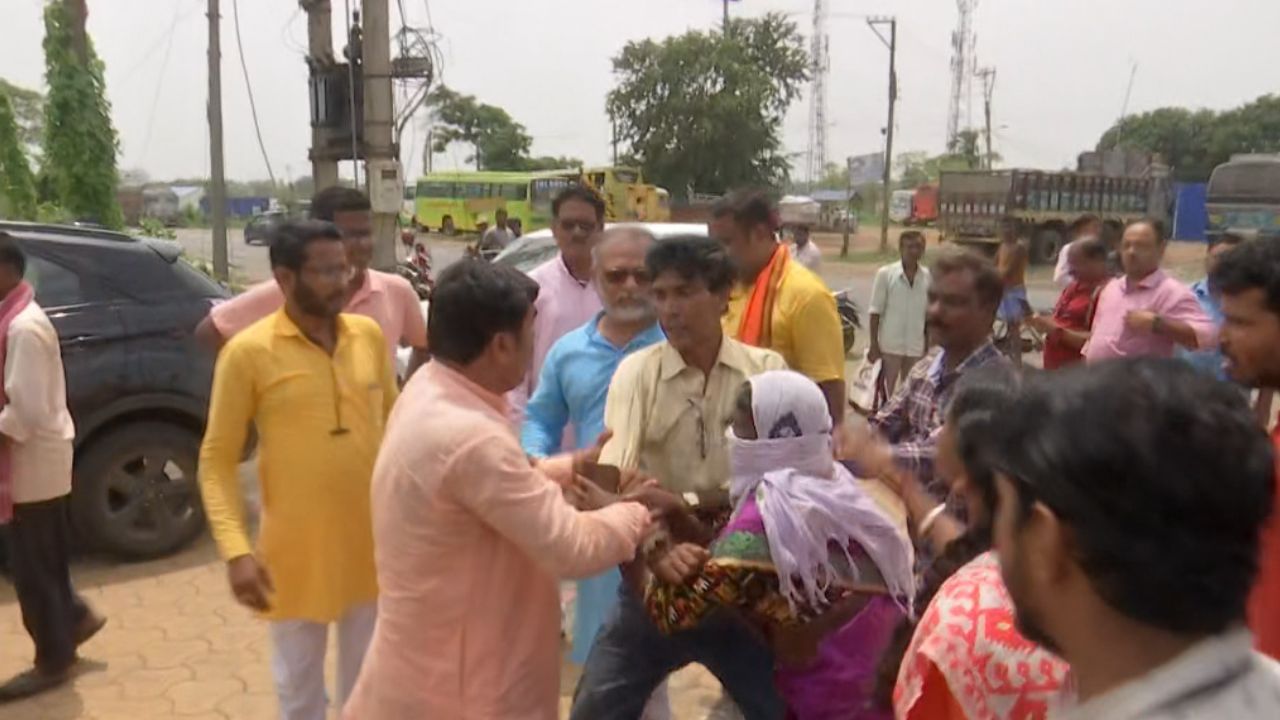 Birbhum BJP: পদ্মবনে চরম কোন্দল! দুর্নীতির অভিযোগ তুলে জেলা সভাপতির সামনেই হাতাহাতি-ধস্তাধস্তি