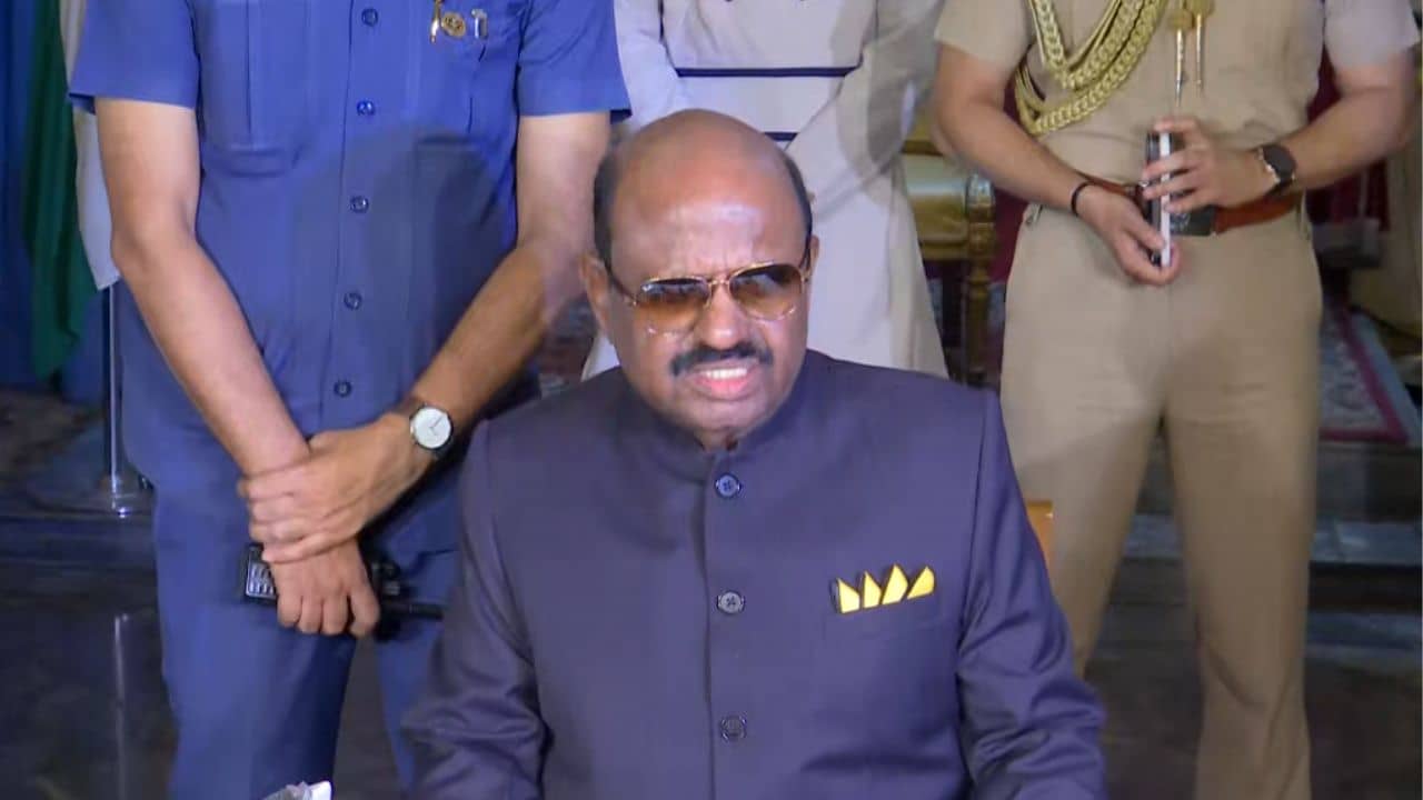 Governor C V Ananda Bose: এখন চিত্ত যেথা ভয়যুক্ত...মাথা হেঁট হয়ে যাচ্ছে, রবীন্দ্রনাথকে হাতিয়ার করে রাজ্যকে বিঁধলেন রাজ্যপাল