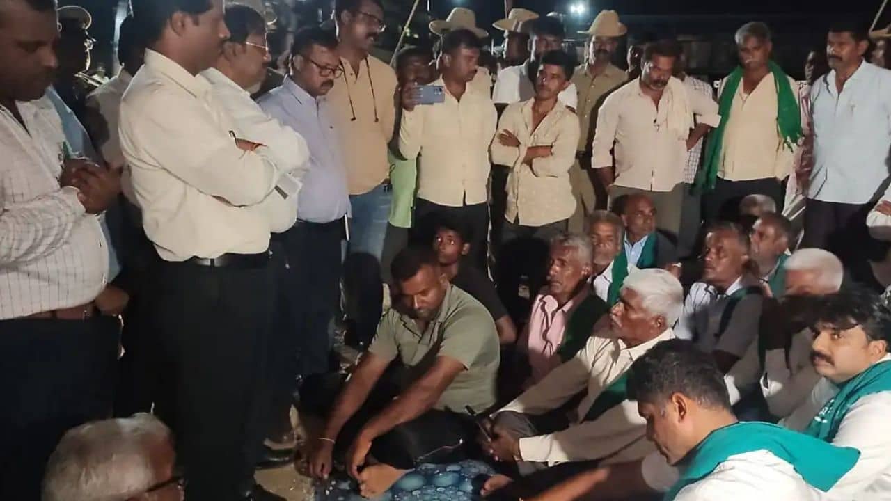 Cauvery Water Crisis: কাবেরীর জলে কার ভাগ কতটা? পড়শি ২ রাজ্যের বিরোধ চরমে, রাতভর অবস্থান বিক্ষোভ কৃষকদের