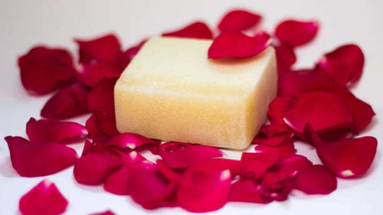 এবার এই মিশ্রণ খুব ভাল করে মুখে, হাতে, পায়ে লাগিয় নিতে হবে। অন্তত ২০ মিনিট দিন শুকনো হতে। শুকনো হলে ইষদুষ্ণ জলে ধুয়ে নিতে হবে। 