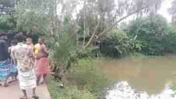 Kakdwip: গ্রামের পুকুরে ভেসে বেড়াচ্ছে বিশাল কুমির, ছুটে এল পুলিশ