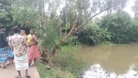 Kakdwip: গ্রামের পুকুরে ভেসে বেড়াচ্ছে বিশাল কুমির, ছুটে এল পুলিশ Kakdwip: গ্রামের পুকুরে ভেসে বেড়াচ্ছে বিশাল কুমির, ছুটে এল পুলিশ