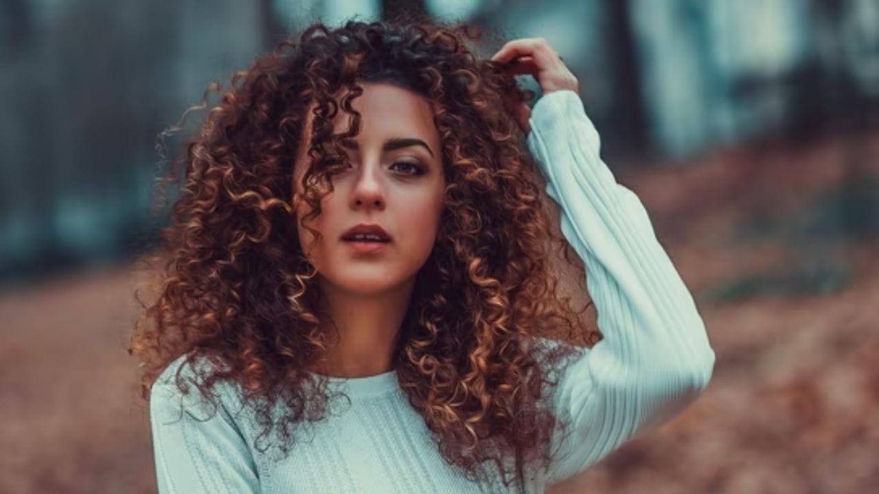 Curly Hair Personality: চুল কোঁকড়ানো হলে আফসোস নয়, নিজের পরিচয়ে