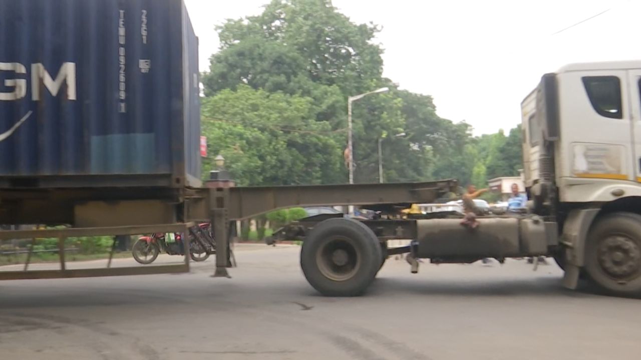 Kolkata Road Accident: কলকাতায় আবারও দুর্ঘটনা, সেন্ট জর্জেস গেট রোডে মৃত্যু ১ বাইক আরোহীর