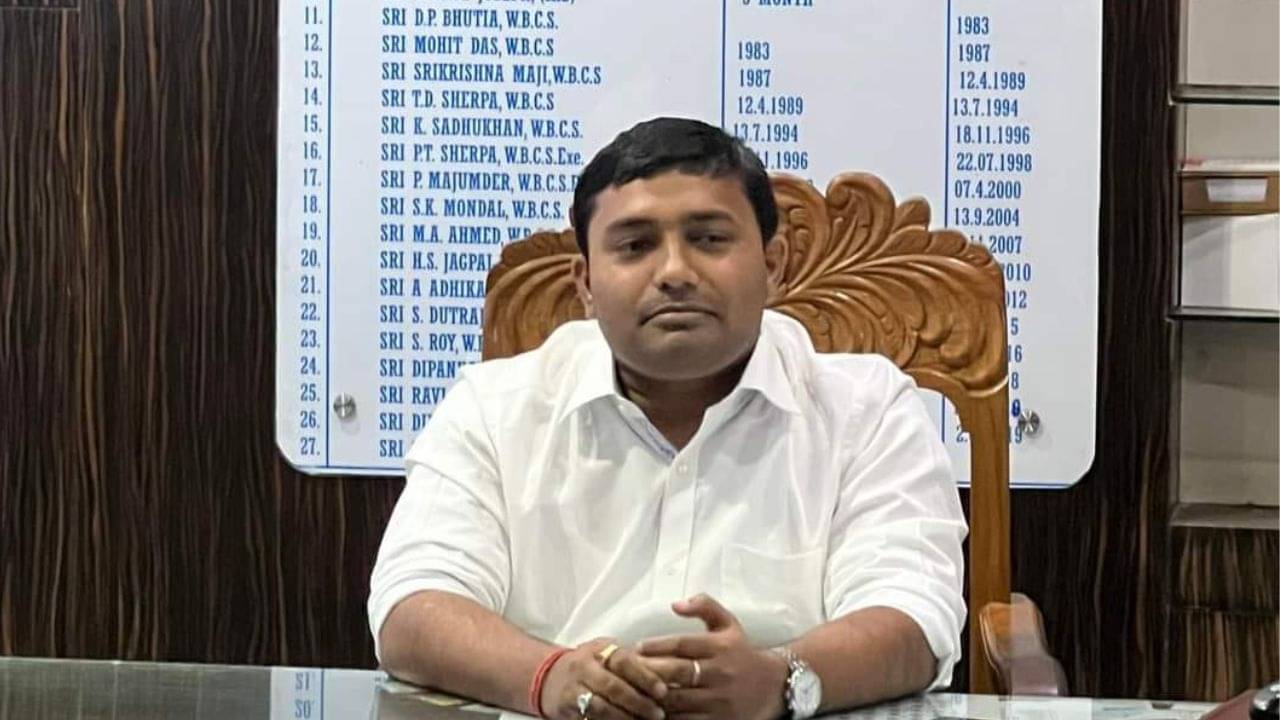 Dhupguri BDO: জড়িয়েছিলেন ব্যালট-বিতর্কে, উপ নির্বাচনের আগেই বদল ধূপগুড়ির BDO