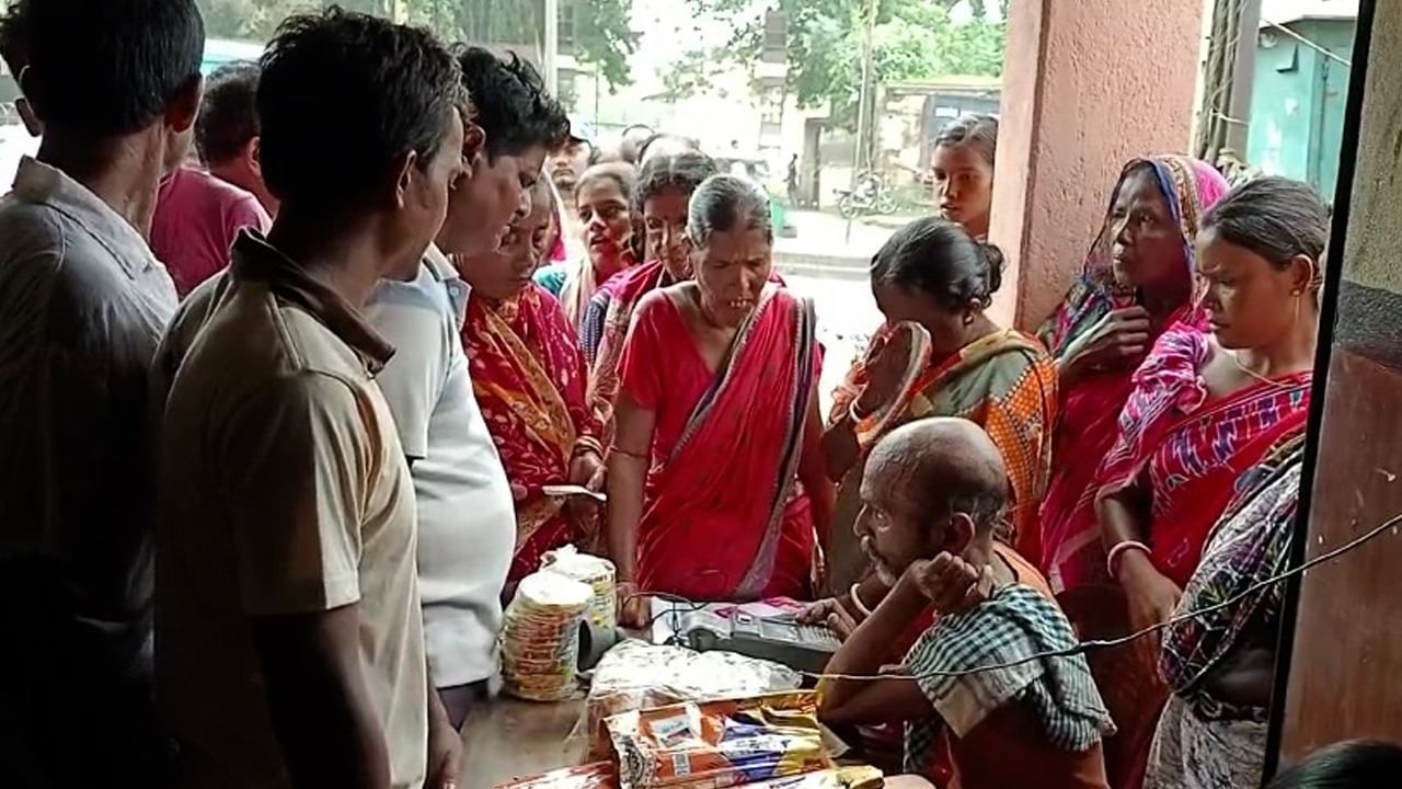 Durgapur Ration Shop: রেশন সামগ্রীতে কাটছাঁট! রেশন ডিলারের বিরুদ্ধে সামগ্রী চুরির অভিযোগ তুলে বিক্ষোভ গ্রাহকদের