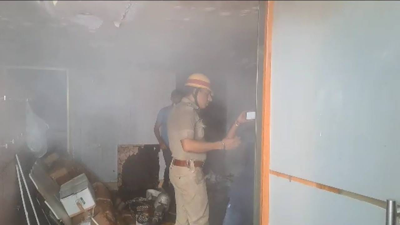 Fire at Eden ইডেন গার্ডেন্সের ড্রেসিংরুমে আগুন, দমকলের চেষ্টায়