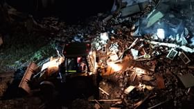 Balurghat Fire: এখনও নিয়ন্ত্রণে আসেনি বালুরঘাটের আগুন, রাতেও জোরকদমে কাজ করে চলেছেন দমকলকর্মীরা Balurghat Fire: এখনও নিয়ন্ত্রণে আসেনি বালুরঘাটের আগুন, রাতেও জোরকদমে কাজ করে চলেছেন দমকলকর্মীরা