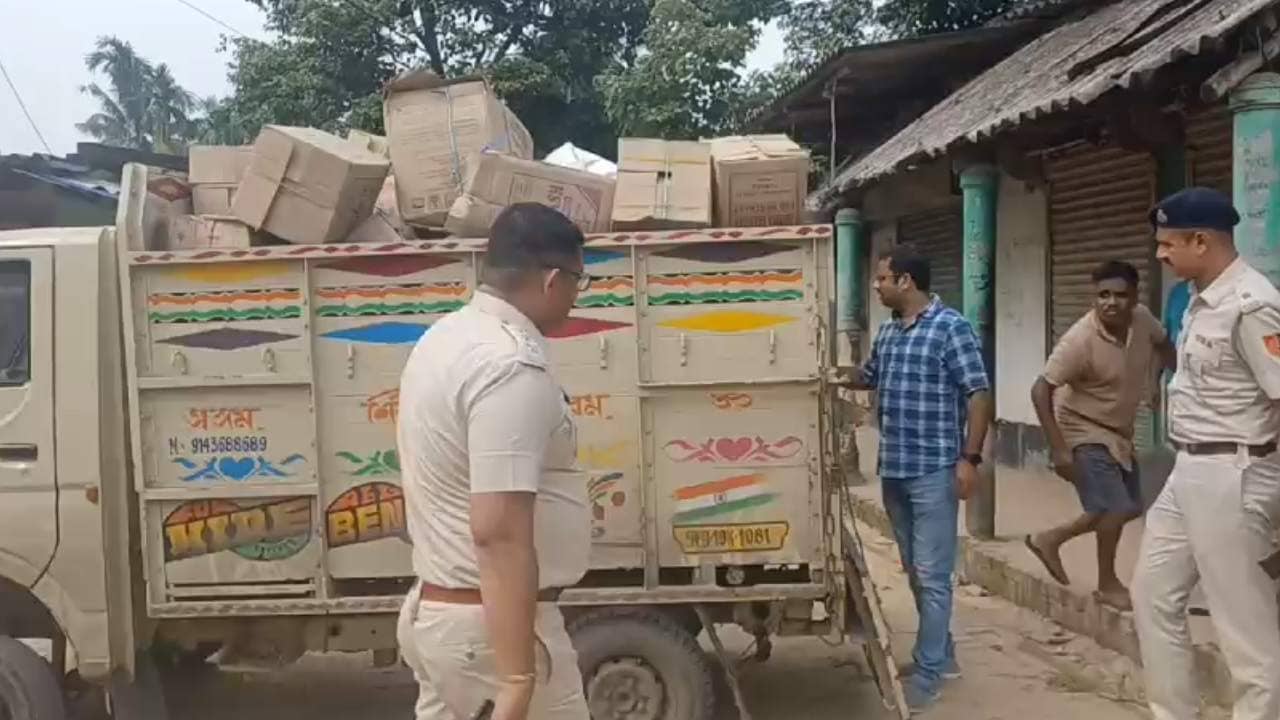 Baruipur: বাইরে থেকে দেখলে মনে হবে পোলট্রি ফার্ম, ভিতরে ঢুকতেই চোখ ছানাবড়া পুলিশের
