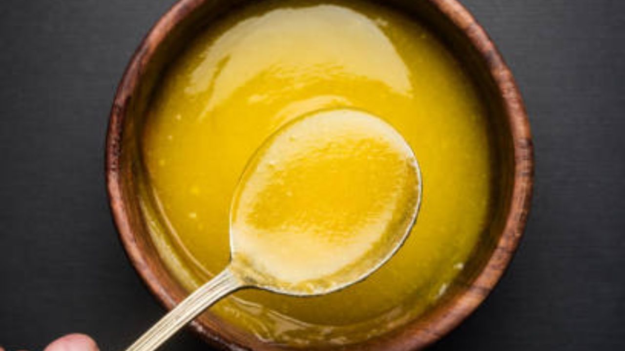 মোদ্দা কথা যে খাবারে একটু ঘি এর ছেঁয়া লাগে সেই খাবারেরই স্বাদ বদলে যায়। আগেকার দিনে তেল নয়, ঘি দিয়েই খাবার তৈরি করে খেত মানুষ। আয়ুর্বেদেও ঘি-এর একাধিক উপকারিতার কথা বলা হয়েছে।