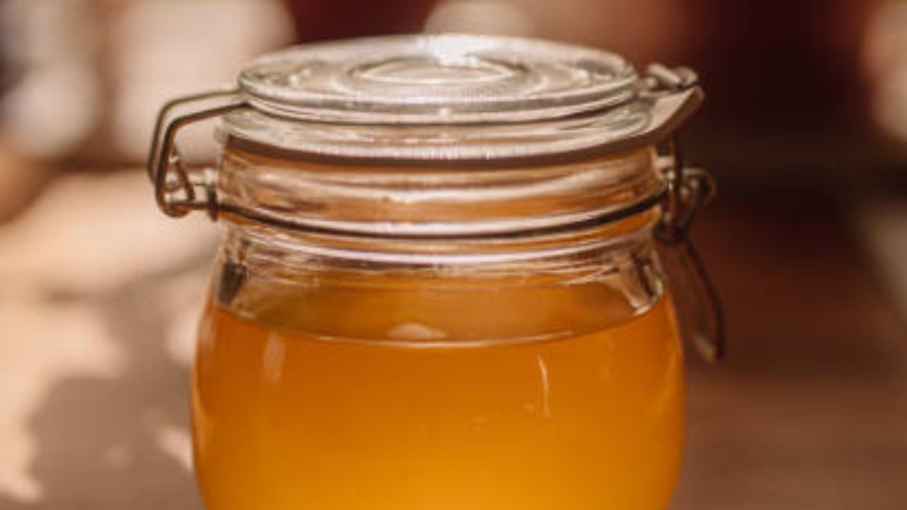 গরম রুটি কিংবা ভাতে একটু ঘি ছড়িয়ে খেতে বেশ লাগে। গরম ভাত, ঘি আর একটু লেবুর কোনও তুলনা নেই। আবার পরোটা বা রুটি যদি ঘি দিয়ে সেঁকা হয় তাহলেও খেতে বেশ ভাল লাগে। এছাড়াও বিভিন্ন মিষ্টি, চিঁড়ের পোলাও বা ঘিয়ে ভাজা লুচি খেতেও দারুণ লাগে।